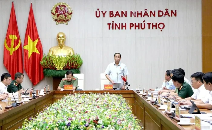 Vice Chairman of the National Assembly Tran Quang Phuong speaks at the meeting. (baophutho.vn)