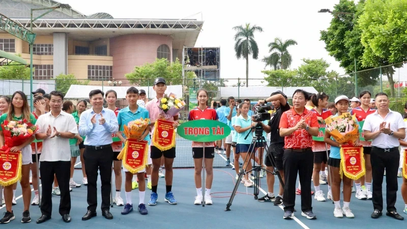 The Organising Committee presents flowers and souvenir flags to the participating teams.