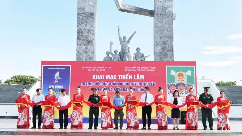 The organising committee cuts the ribbon to open the exhibition. (Photo: Nguyen Trung)