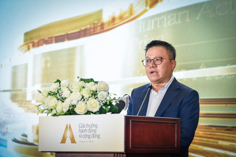 Member of the Party Central Committee (PCC), Editor-in-Chief of Nhan Dan (People) Newspaper, Deputy Head of the PCC Commission for Communication and Education, and Chairman of the Vietnam Journalists’ Association Le Quoc Minh, Head of the Executive Awards Organising Committee of Human Act Prize speaks at the ceremony.