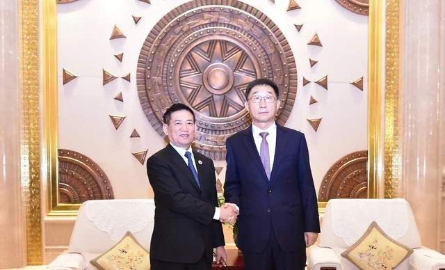 Deputy Prime Minister Ho Duc Phoc (L) and Secretary of the CPC Committee of the Guangxi Zhuang Autonomous Region Liu Ning (Photo: baochinhphu.vn)