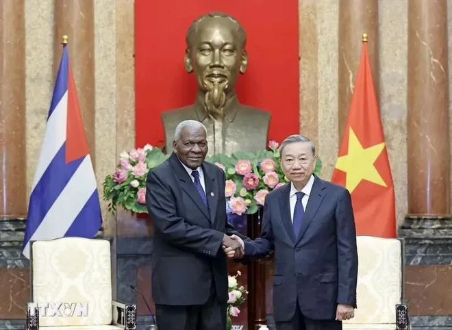 President To Lam (R) and President of the National Assembly (NA) of People's Power of Cuba Esteban Lazo Hernandez in Hanoi on July 24. (Photo: VNA)