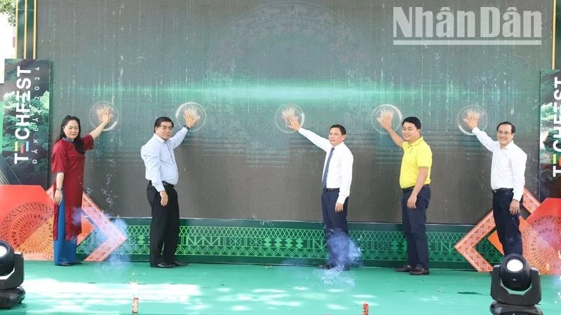 Leaders of the Dak Lak Provincial People's Committee and departments and branches pressed the button to open the Dak Lak Innovation and Startup Festival 2024. (Photo: NDO)