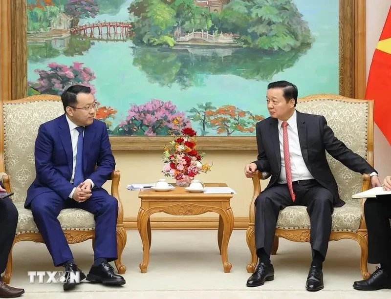 Deputy Prime Minister Tran Hong Ha (R) and Gan Jiayue, visiting CEO of the Chinese multinational conglomerate Geely Auto Group, at their meeting in Hanoi on September 23. (Photo: VNA)