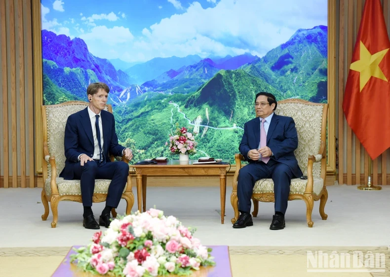 Prime Minister Pham Minh Chinh (R) receives Robert Maersk Uggla, Chairman of A.P. Moller Holding (APM Holding) (Photo: NDO)