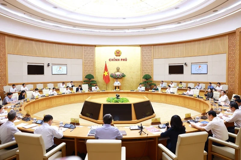 Prime Minister Pham Minh Chinh chairs a law-building session of the Government in Hanoi on September 23. (Photo: VNA)