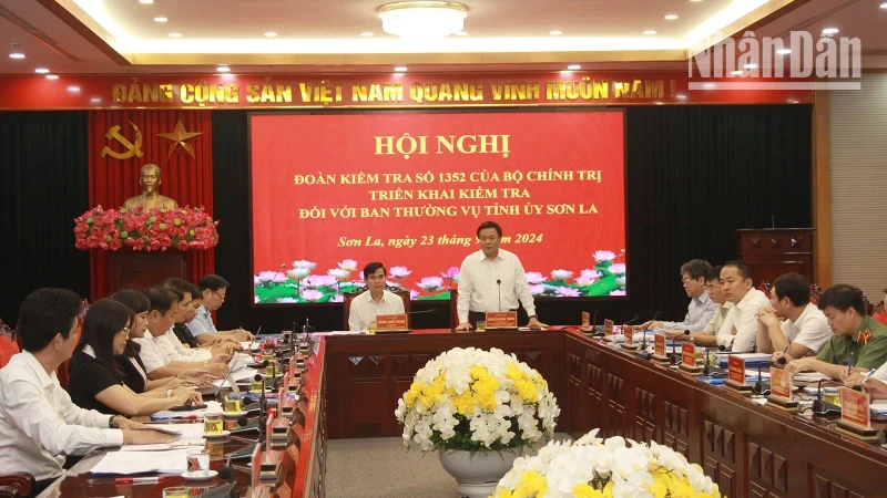 Politburo member Nguyen Xuan Thang speaks at the session. (Photo: NDO)