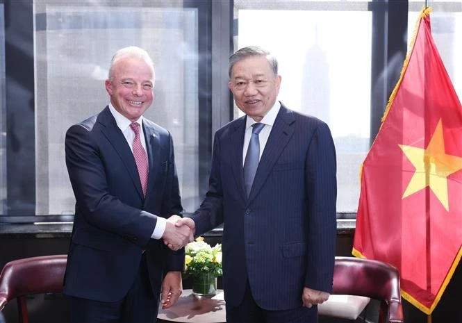 Party General Secretary and State President To Lam (R) receives President of Boeing Global Brendan Nelson. (Photo: VNA)