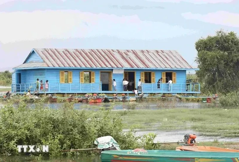 Some classrooms for Vietnamese-origin and Cambodian children on Tonle Sap Lake in Koh Ka Ek hamlet of Reang Til commune, Kandieng district, Pursat province (Photo: VNA)