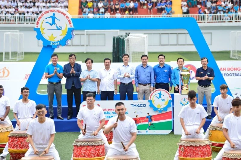 The opening drum performance of the 2024 Vietnam Football Championship for Workers and Civil Servants.