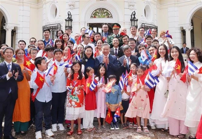 Party General Secretary and State President To Lam poses in a photo with staff members of the Vietnamese Embassy and representatives from the Vietnamese community in Cuba. (Photo: VNA)