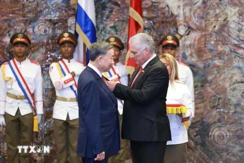 First Secretary of the Communist Party of Cuba Central Committee and President of Cuba Miguel Diaz-Canel Bermudez (R) presents the Order of Jose Marti to General Secretary of the Communist Party of Vietnam Central Committee and President of Vietnam To Lam in Havana on September 27. (Photo: VNA)