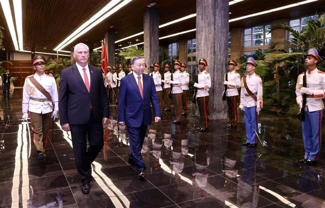 General Secretary of the Communist Party of Vietnam and President of Vietnam To Lam and First Secretary of the Communist Party of Cuba Central Committee and President of Cuba Miguel Diaz Canel Bermudez review the guards of honour. (Photo: VNA)