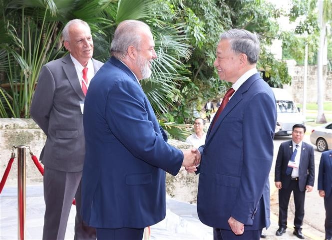 General Secretary of the Communist Party of Vietnam Central Committee and State President To Lam (right) meets with Cuban Prime Minister Manuel Marrero Cruz in Havana on September 26. (Photo: VNA)