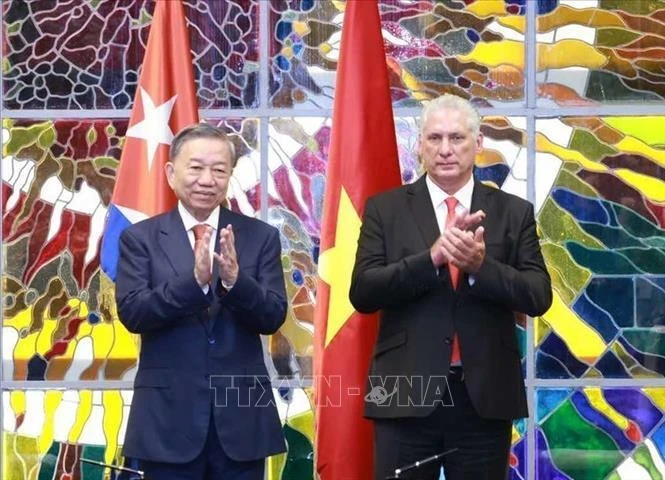 Party General Secretary and President To Lam and First Secretary of the PCC Central Committee and President of Cuba Miguel Diaz-Canel Bermudez at the signing ceremony (Photo: VNA)