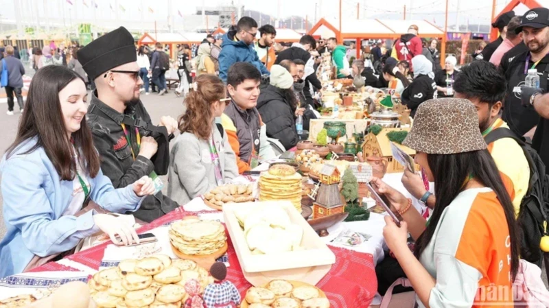 Tourists at the “Taste of Russia” Food Festival. (Photo: Xuan Hung)