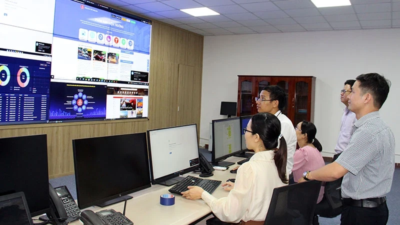 The Dak Lak Smart City Operation and Monitoring Centre staff operate the network information security monitoring system. (Photo: Kim Bao)