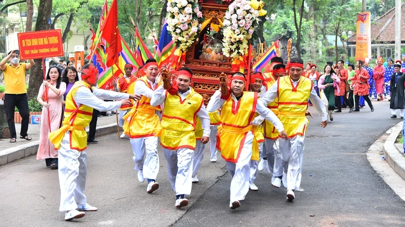 A ritual at the traditional festival “Thirteen camps” in Ba Dinh District, Hanoi. (Photo: My Ha)