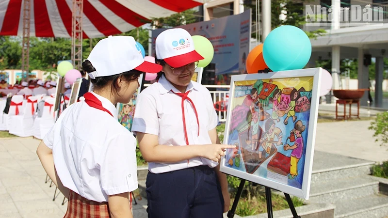 A painting exhibition for students was held within the framework of the event.