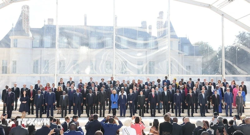 Party General Secretary and State President To Lam, French President Emmanuel Macron, heads of member countries of the International Organisation of La Francophonie and guests pose for a group photo (Photo: VNA)