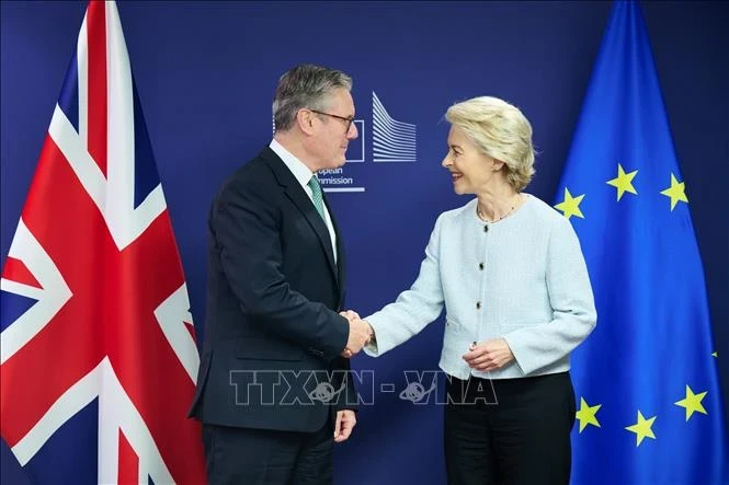 British Prime Minister Keir Starmer (left) and President of the European Commission (EC) Ursula von der Leyen at a press conference in Brussels, Belgium, October 2, 2024. (Photo: VNA)