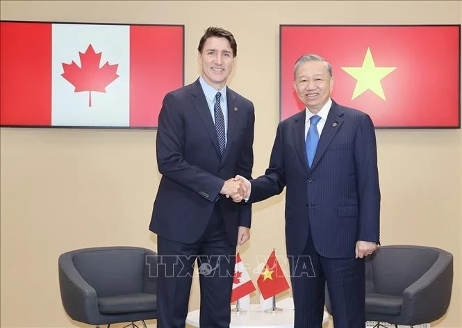 Party General Secretary and State President To Lam (right) meets with Canadian Prime Minister Justin Trudeau in Paris on October 5. (Photo: VNA)