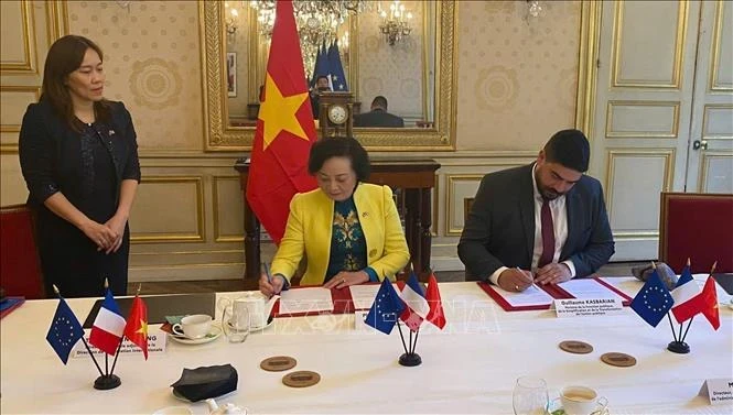 Vietnamese Minister of Home Affairs Pham Thi Thanh Tra and French Minister for Public Servants, Simplification and Transformation of Public Action Guillaume Kasbarian sign bilateral cooperation documents on public services, administrative modernisation. (Photo: VNA)