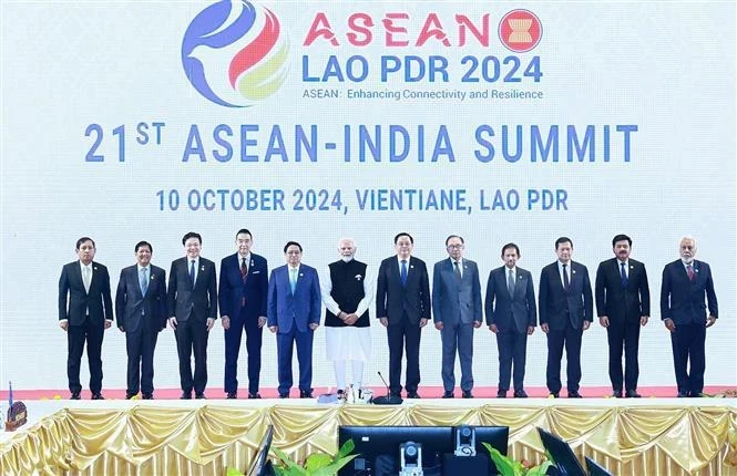 Vietnamese PM Pham Minh Chinh (fifth from left), leaders of other ASEAN countries, and Indian PM Narendra Modi (sixth from left) pose for a group photo at the 21st ASEAN - India Summit in Vientiane on October 10. (Photo: VNA)