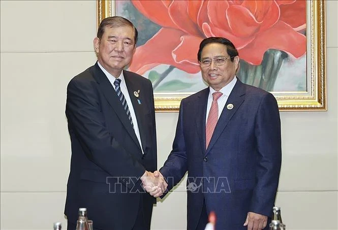 Prime Minister Pham Minh Chinh (R) meets his Japanese counterpart Shigeru Ishiba (Photo: VNA)