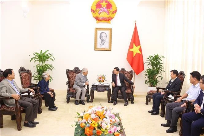 Deputy Prime Minister Tran Hong Ha (centre, right) receives Professors Tran Thanh Van and scientists and researchers from the International Centre for Interdisciplinary Science and Education (ICISE) in Hanoi on October 11. (Photo: VNA)