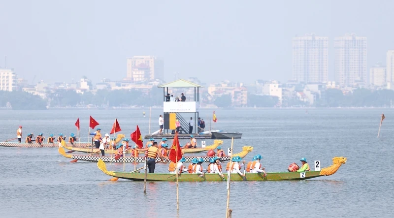 48 professional and amateur teams divided into six groups competed in the 2024 Hanoi Open Dragon Boat Racing Tournament held on West Lake on October 13.