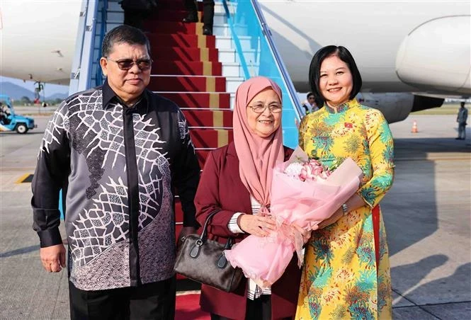 Speaker of the House of Representatives of Malaysia Tan Sri Dato' Johari Bin Abdul (first, left) and his spouse (centre) are welcomed at Noi Bai International Airport in Hanoi on October 22. (Photo: VNA)