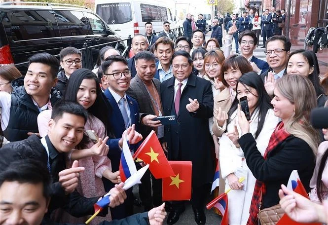 Prime Minister Pham Minh Chinh and overseas Vietnamese in Russia. (Photo: VNA)