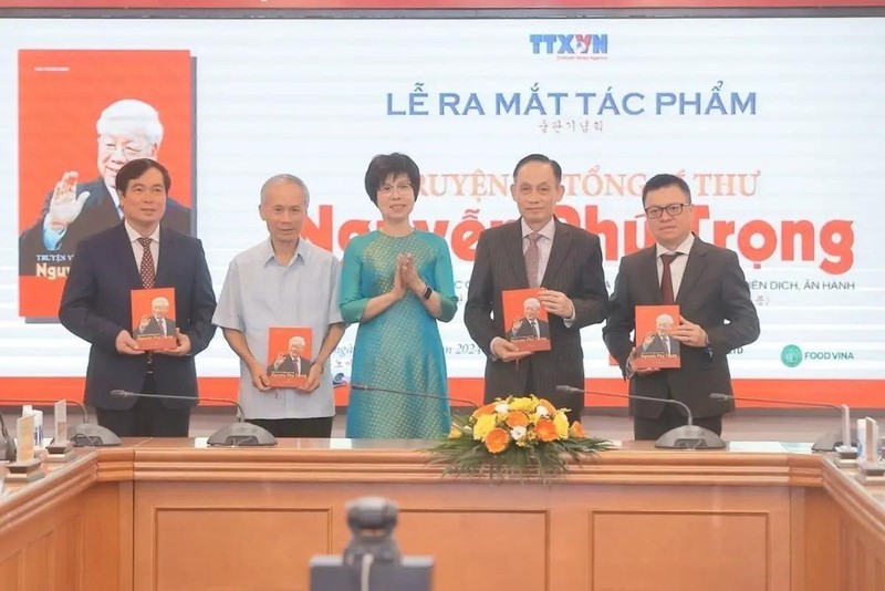 VNA General Director Vu Viet Trang (middle) presents the book to delegates at the event (Photo: VNA)