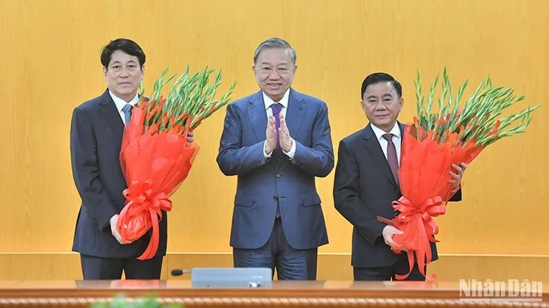 Party General Secretary To Lam (middle) presents flowers to Politburo member and State President Luong Cuong (L) and Politburo member, permanent member of the Party Central Committee’s Secretariat and Chairman of the Party Central Committee’s Inspection Commission Tran Cam Tu. (Photo: NDO)