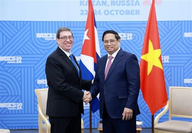 Prime Minister Pham Minh Chinh (right) and Cuban Foreign Minister Bruno Rodriguez Parrilla at their meeting on the sidelines of the expanded BRICS Summit in Kazan, Russia, on October 24. (Photo: VNA)