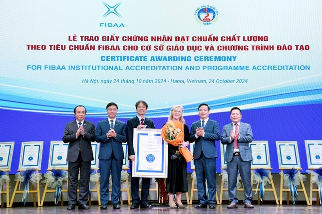 FIBAA General Director Diane Freiberger (third, right) hands the certificate to the National Economics University (NEU) in Hanoi on October 24. (Photo: tienphong.vn)