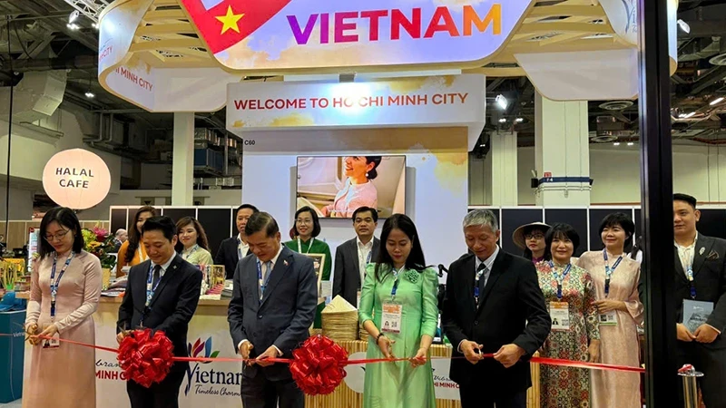 At the ribbon-cutting ceremony to open the Vietnam - Ho Chi Minh City tourism booth at ITB Asia 2024.