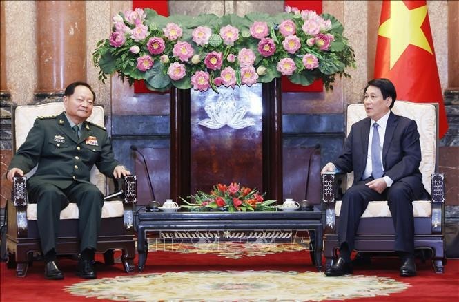 State President Luong Cuong (right) and Vice Chairman of the Central Military Commission of China Sen. Lt. Gen. Zhang Youxia at their meeting in Hanoi on October 25. (Photo: VNA)