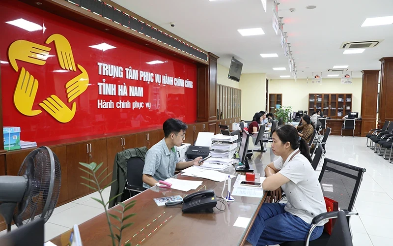 Cadres and civil servants of the Ha Nam Provincial Public Administration Centre handle administrative procedures for local people.