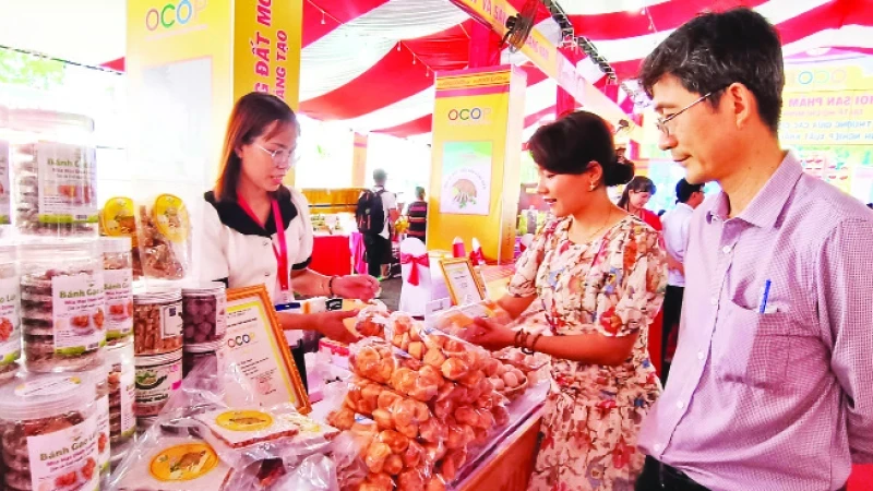 Quang Nam holds Traditional Craft Festival to introduce traditional craft products and OCOP products to consumers and tourists.