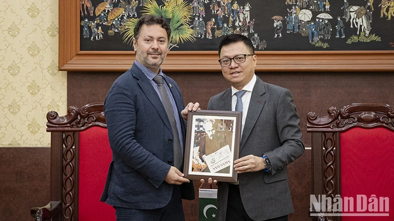 Editor-in-Chief Le Quoc Minh presents a souvenir to Pakistani Ambassador Kohdayar Marri. (Photo: SON TUNG)