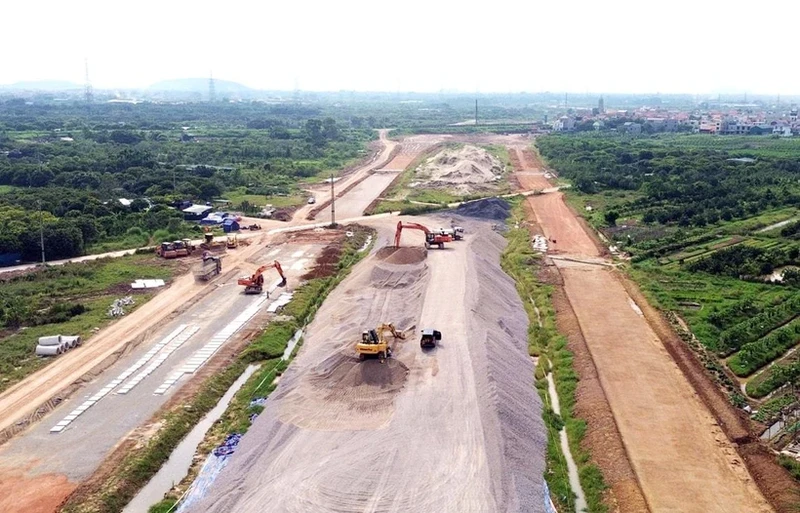 Hanoi is actively implementing many solutions to speed up the completion of public investment disbursement task in 2024. In the photo: Construction underway on Ring Road 4 - Hanoi Capital Region (section through Quoc Oai district) (Photo: hanoimoi.vn).