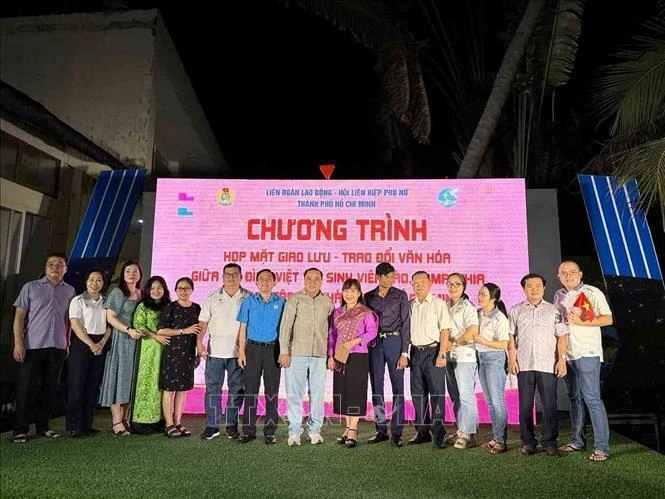 Lao and Cambodian students studying in Ho Chi Minh City and Vietnamese families hosting them pose for a group photo at the event. (Photo: VNA)