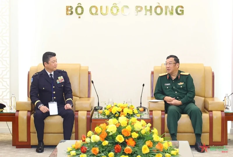 Deputy Defence Minister, Sen. Lieut. Gen. Pham Hoai Nam (R) receives Major General Aoi Kei from the Japan Ground Self-Defense Force (JGSDF) in Hanoi on November 4. (Photo: qdnd.vn)