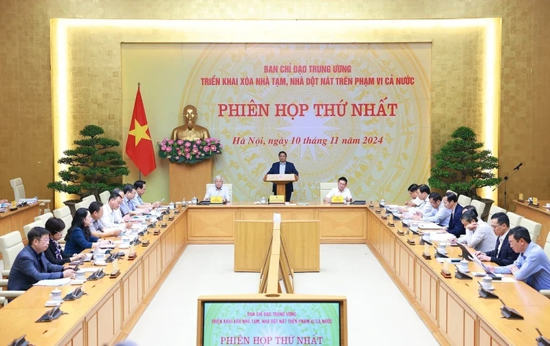 PM Pham Minh Chinh chairs the first meeting of the central steering committee for the eradication of temporary and dilapidated houses nationwide in Hanoi on November 10. (Photo: VNA)