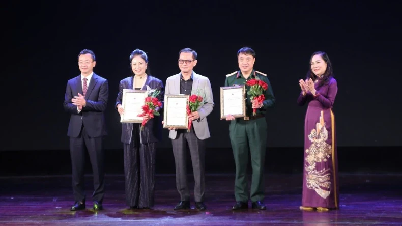 Three gold medals are presented to outstanding plays at the 2024 Hanoi Open Theatre Festival. (Photo: Linh Tran)