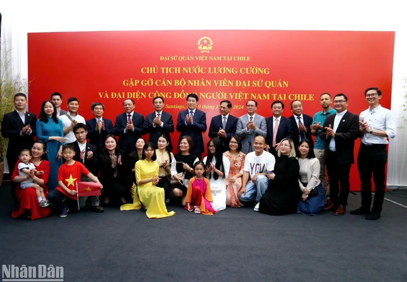 State President Luong Cuong meets with representatives of the Vietnamese community in Chile. (Photo: NDO)