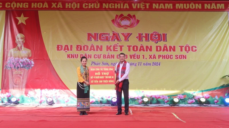 Politburo member Le Minh Hung presents gifts to support the “For the Poor” Fund of Nghe An Province.