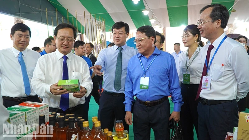 Delegates visit an exhibition on typical startup and green economy-oriented products in the Mekong Delta. (Photo: HUU NGHIA)